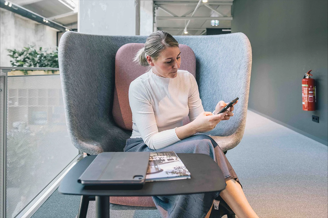 vrouw aan het typen op telefoon